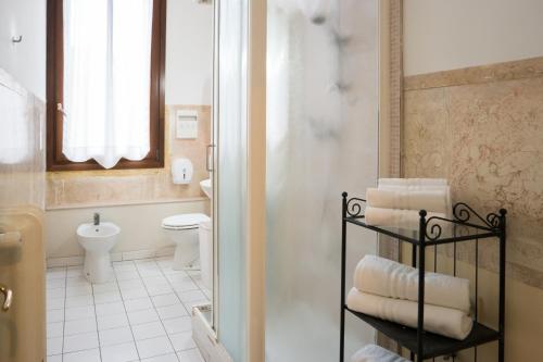 Bathroom, Corte Canal in Venice Bathroom, Corte Canal in Venice