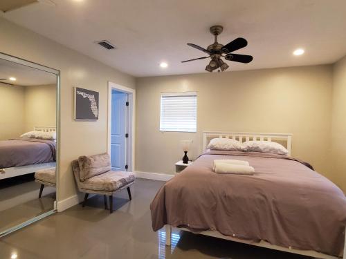 Lakefront Vacation Home - Sleeps 8 in Davie (FL) Lakefront Vacation Home - Sleeps 8 in Davie (FL)
