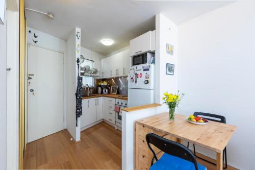 Sunlit Studio in The Trees, Walk to The Beach in Bronte Sunlit Studio in The Trees, Walk to The Beach in Bronte