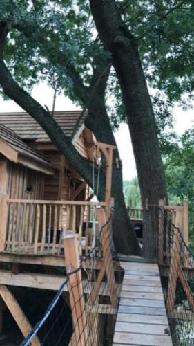 Cabane perchee in Milly-la-Foret Cabane perchee in Milly-la-Foret