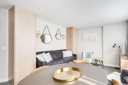 Big apartment with large private garden in a luxurious villa for 12 guests in Vanves Big apartment with large private garden in a luxurious villa for 12 guests in Vanves