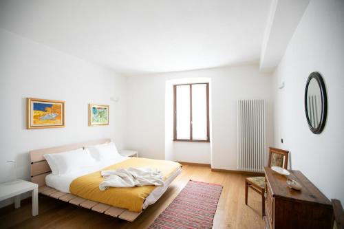 Guestroom, IseoLakeRental - Borgo Lago in Riva Di Solto Guestroom, IseoLakeRental - Borgo Lago in Riva Di Solto