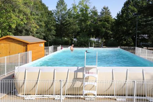Úszómedence, Camping le Nid du Parc in Villars-les-Dombes Úszómedence, Camping le Nid du Parc in Villars-les-Dombes