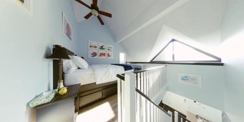Artistic Hillside Loft in The Blue Mountains (ON) Artistic Hillside Loft in The Blue Mountains (ON)