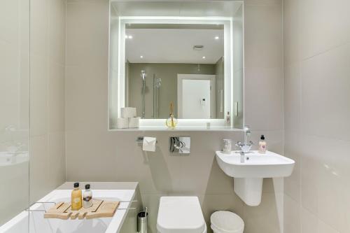 This photo about 1 Bed Flat, 2 Minutes from Station shared on HyHotel.com