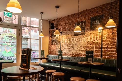 Bar/ Salón, Durty Nelly's Inn in Amsterdam Bar/ Salón, Durty Nelly's Inn in Amsterdam