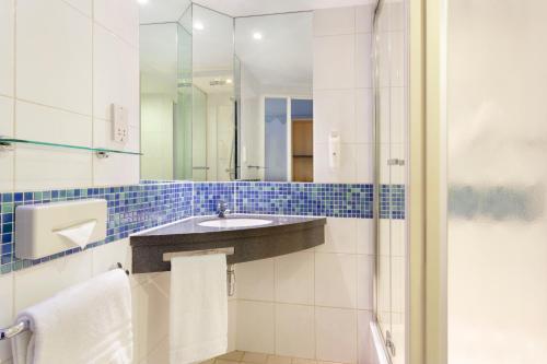Bathroom, Holiday Inn Express Earls Court in West Kensington Bathroom, Holiday Inn Express Earls Court in West Kensington