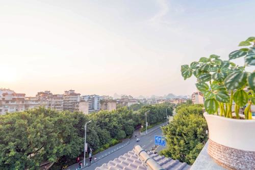 شرفة/ تراس, Zen Tea House Elephant Trunk Hill Park船舍茶椐象山店 in Guilin Railway Station شرفة/ تراس, Zen Tea House Elephant Trunk Hill Park船舍茶椐象山店 in Guilin Railway Station