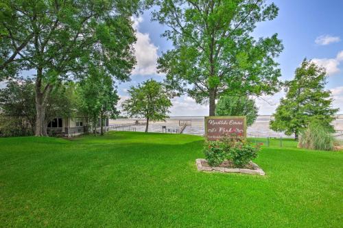 Family Home with Deck, Walk to Cedar Creek Reservoir in Mesquite (TX) Family Home with Deck, Walk to Cedar Creek Reservoir in Mesquite (TX)