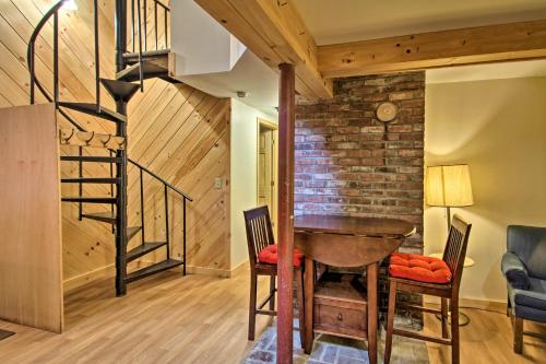 Waterfront Rumney Cabin with Stinson Lake Access in Рамни Waterfront Rumney Cabin with Stinson Lake Access in Рамни