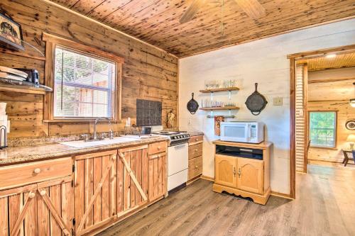 Updated Cabin with Porch, Mins to Cossatot River in De Queen Updated Cabin with Porch, Mins to Cossatot River in De Queen