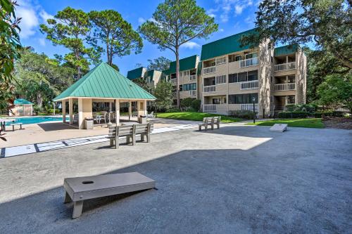 Colorful Resort Condo with Beach and Pool Access! in Хилтън Хед айланд уотърфронт Colorful Resort Condo with Beach and Pool Access! in Хилтън Хед айланд уотърфронт