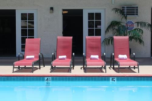 Swimming pool, California Suites Hotel in San Diego (CA) Swimming pool, California Suites Hotel in San Diego (CA)