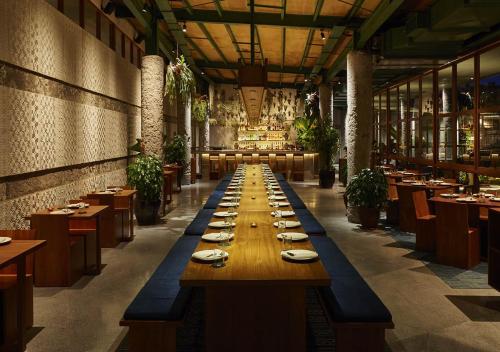 Essen und Erfrischungen, Potato Head Suites & Studios - CHSE certified in Bali Essen und Erfrischungen, Potato Head Suites & Studios - CHSE certified in Bali
