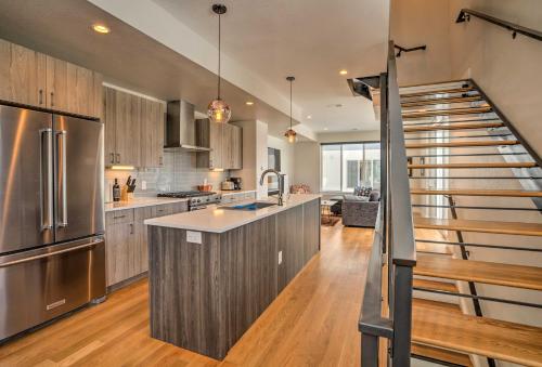 Fully Loaded Denver Townhome 1 Block to Mile High in West Colfax Fully Loaded Denver Townhome 1 Block to Mile High in West Colfax