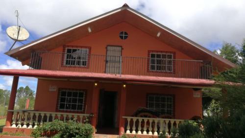 Hotel Cabaña completa en Volcán