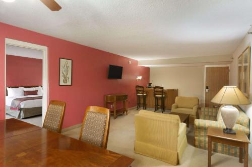 Instalaciones, Ramada by Wyndham Raleigh in Southwest Raleigh Instalaciones, Ramada by Wyndham Raleigh in Southwest Raleigh