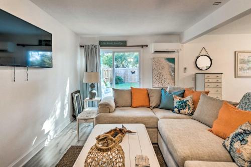 Pet-Friendly Beach Home with Patio, 8mi to Shore in Sarasota