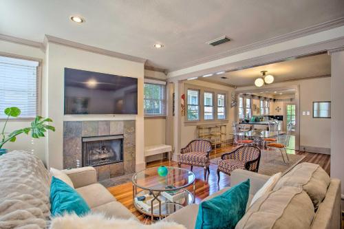 Couples Retreat with Deck Less Than 1 Mi to Lower Greenville! in Лоуэр-Гринвилл Couples Retreat with Deck Less Than 1 Mi to Lower Greenville! in Лоуэр-Гринвилл