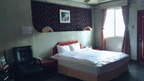 Bed, 雲林東勢御花園汽車旅館 in Dongshi Township Bed, 雲林東勢御花園汽車旅館 in Dongshi Township