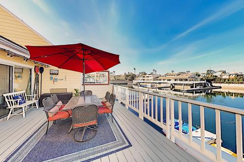 Waterfront Dream with Dock, Kayaks & Fireplace home Oxnard 