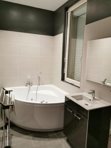 Appartement GRIS - LOVE SUITE - BALNEO-JACCUZI in District 03 Appartement GRIS - LOVE SUITE - BALNEO-JACCUZI in District 03