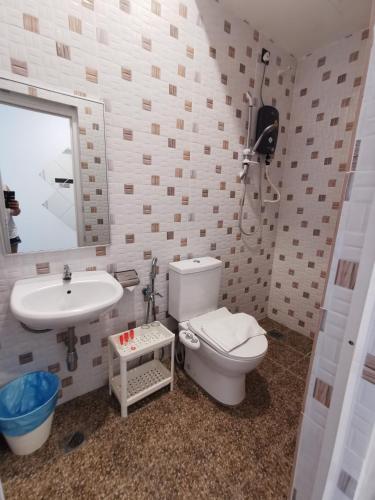 Bathroom, TT Dorf Hotel (Matang) in Simpang Bathroom, TT Dorf Hotel (Matang) in Simpang