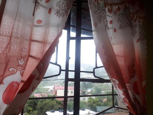 Balcó/terrassa, Apartament de 200 m2 amb 3 habitació i 1 bany privat a Est de Ciutat de Baguio (Adelle's Transient, near to tourist spots) in La Trinidad Balcó/terrassa, Apartament de 200 m2 amb 3 habitació i 1 bany privat a Est de Ciutat de Baguio (Adelle's Transient, near to tourist spots) in La Trinidad
