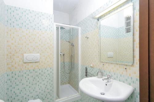 This photo about Coliseum Rooms shared on HyHotel.com