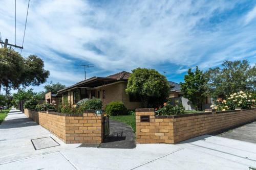 Fantastic Three Bedroom Home Close to City and Airport in 福克納 Fantastic Three Bedroom Home Close to City and Airport in 福克納