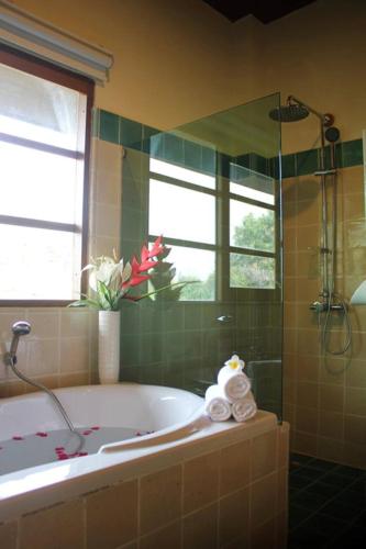 Badkamer, Khumkhunwang Resort in San Pa Tong Badkamer, Khumkhunwang Resort in San Pa Tong