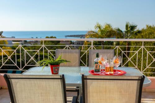 شرفة/ تراس, Villa Coral Bay View, walking distance to the beach! in بييا شرفة/ تراس, Villa Coral Bay View, walking distance to the beach! in بييا