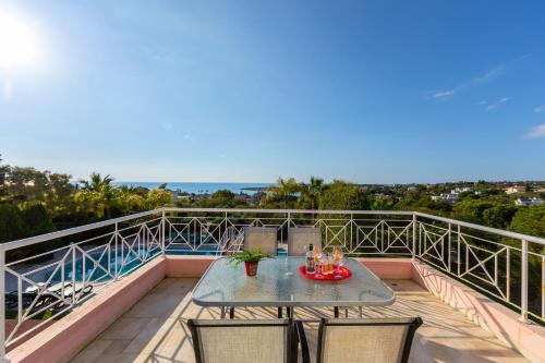 شرفة/ تراس, Villa Coral Bay View, walking distance to the beach! in بييا شرفة/ تراس, Villa Coral Bay View, walking distance to the beach! in بييا
