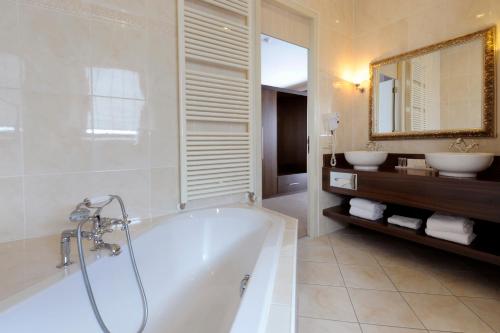 Badkamer, Van der Valk TheaterHotel De Oranjerie in Roermond Badkamer, Van der Valk TheaterHotel De Oranjerie in Roermond