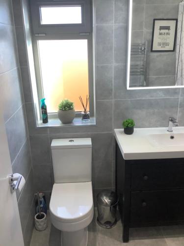 Bathroom, Carolyn’s Place in Greater London North West Bathroom, Carolyn’s Place in Greater London North West