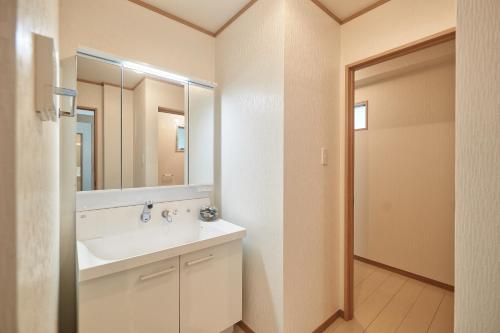 Bathroom, FreedomHillsフリーダムヒルズA棟 in Tomigusuku Bathroom, FreedomHillsフリーダムヒルズA棟 in Tomigusuku