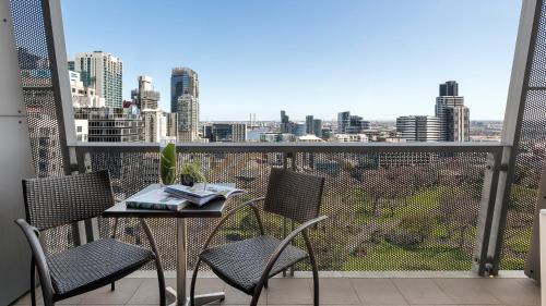 Balcony/terrace, Oaks Melbourne on William Suites in Melbourne Balcony/terrace, Oaks Melbourne on William Suites in Melbourne