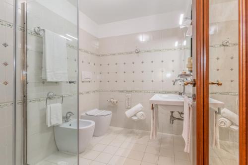 Bathroom, Hotel Ristorante La Pergola in Magliano Sabina Bathroom, Hotel Ristorante La Pergola in Magliano Sabina