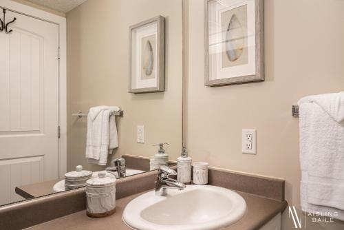 Bilik Mandi, Rustic Modern 2 Bed 2 Bath with Lakeview Pool and Hot Tub in Invermere (BC) Bilik Mandi, Rustic Modern 2 Bed 2 Bath with Lakeview Pool and Hot Tub in Invermere (BC)