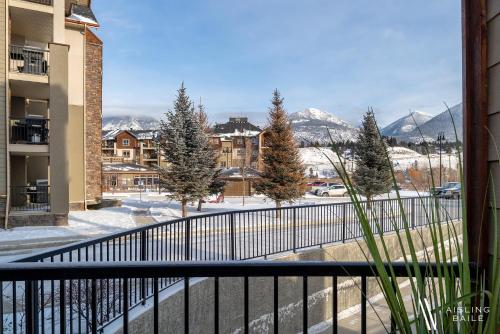 beranda/teres, Rustic Modern 2 Bed 2 Bath with Lakeview Pool and Hot Tub in Invermere (BC) beranda/teres, Rustic Modern 2 Bed 2 Bath with Lakeview Pool and Hot Tub in Invermere (BC)