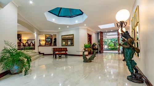 Foyer, Christies @32 on Russell in Sonheuwel Central Foyer, Christies @32 on Russell in Sonheuwel Central