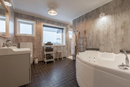 Ванна кімната, Sagi 3 Exclusive Private Apartment in Хафсло Ванна кімната, Sagi 3 Exclusive Private Apartment in Хафсло