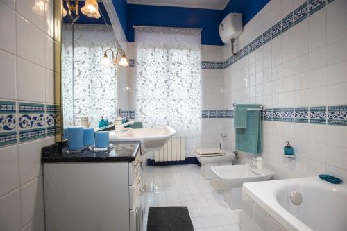 Bathroom, Casale Godenza in Matelica Bathroom, Casale Godenza in Matelica