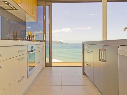 кухня, The Lookout - Tairua Holiday Home in Тайруа кухня, The Lookout - Tairua Holiday Home in Тайруа