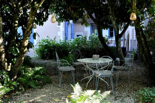 Le Vieux Saule in Saint-Sauveur-en-Puisaye Le Vieux Saule in Saint-Sauveur-en-Puisaye