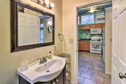 Baño, Artists Mtn Retreat 6 Mi to Downtown Asheville! in Marion (NC) Baño, Artists Mtn Retreat 6 Mi to Downtown Asheville! in Marion (NC)