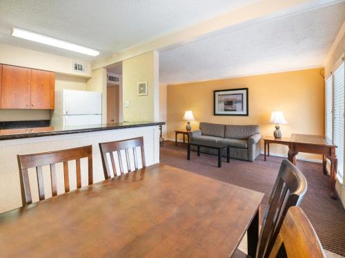 在meiguo.com看到的OYO Hotel & Apartments Houston Galleria的介绍图片