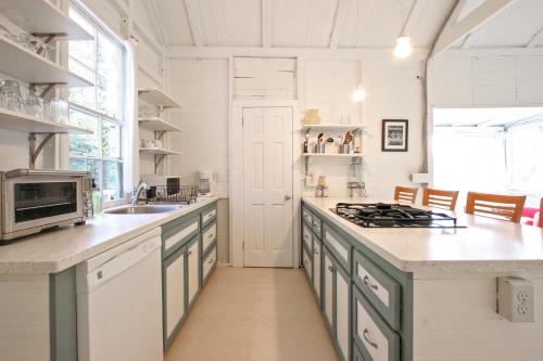 Cozy Stockbridge Cabin - Walk to Beach and Lake! in 斯托克布里奇 Cozy Stockbridge Cabin - Walk to Beach and Lake! in 斯托克布里奇