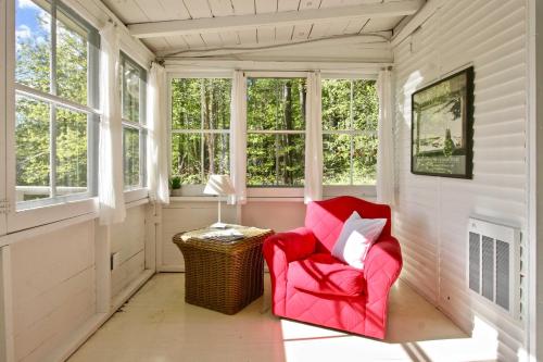 Cozy Stockbridge Cabin - Walk to Beach and Lake! in Stockbridge Cozy Stockbridge Cabin - Walk to Beach and Lake! in Stockbridge