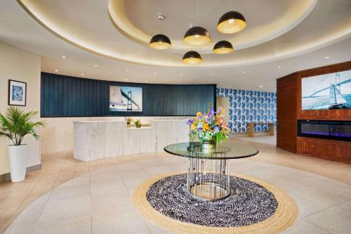 大堂, 紐波特溫德姆酒店 (Wyndham Newport Hotel) in 米德爾鎮 (RI) 大堂, 紐波特溫德姆酒店 (Wyndham Newport Hotel) in 米德爾鎮 (RI)